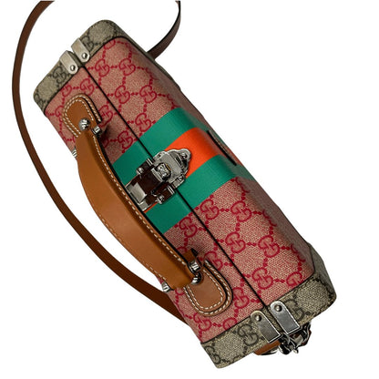 manico Valigia rigida Gucci in canvas GG Supreme monogram con finiture in pelle marroni e parti metalliche argentate; munita di un manico singolo e una tracolla amovibile e regolabile. Completa di corredo, di lusso, originale, eccellenti condizioni.  