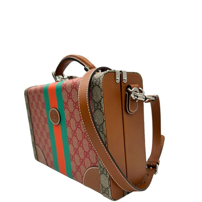 lato Valigia rigida Gucci in canvas GG Supreme monogram con finiture in pelle marroni e parti metalliche argentate; munita di un manico singolo e una tracolla amovibile e regolabile. Completa di corredo, di lusso, originale, eccellenti condizioni.  