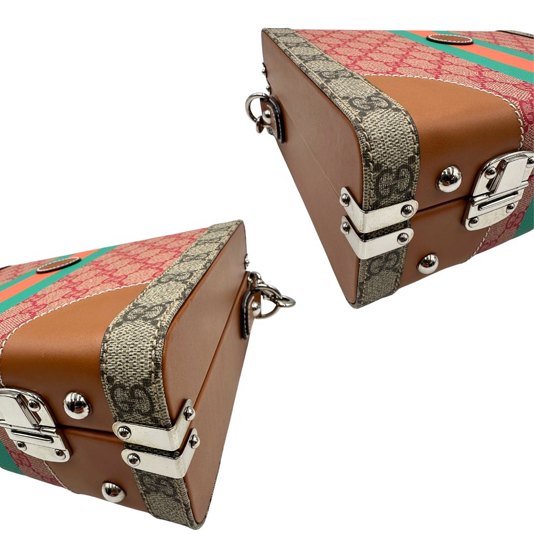 angoli Valigia rigida Gucci in canvas GG Supreme monogram con finiture in pelle marroni e parti metalliche argentate; munita di un manico singolo e una tracolla amovibile e regolabile. Completa di corredo, di lusso, originale, eccellenti condizioni.  