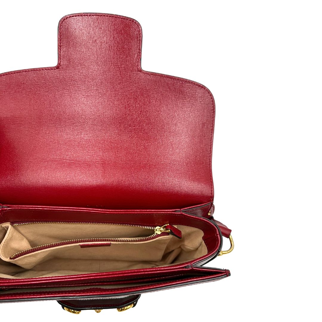 interno Borsa Gucci Horsebit 1955 in canvas beige GG con finiture in pelle bordeaux e parti metalliche dorate. Munita di un manico leggermente allungabile e rifinita con iconico morsetto Horsebit sulla chiusura. Completa di dustbag, di lusso, originale, ottime condizioni, usata. 