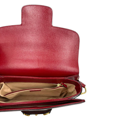 interno Borsa Gucci Horsebit 1955 in canvas beige GG con finiture in pelle bordeaux e parti metalliche dorate. Munita di un manico leggermente allungabile e rifinita con iconico morsetto Horsebit sulla chiusura. Completa di dustbag, di lusso, originale, ottime condizioni, usata. 