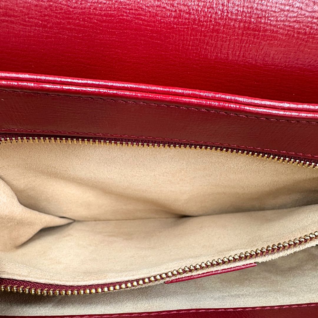 interno Borsa Gucci Horsebit 1955 in canvas beige GG con finiture in pelle bordeaux e parti metalliche dorate. Munita di un manico leggermente allungabile e rifinita con iconico morsetto Horsebit sulla chiusura. Completa di dustbag, di lusso, originale, ottime condizioni, usata. 