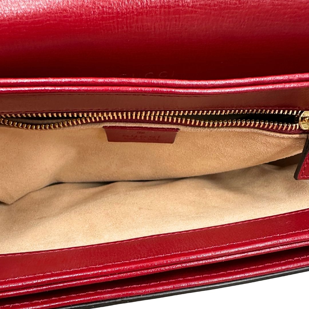 interno Borsa Gucci Horsebit 1955 in canvas beige GG con finiture in pelle bordeaux e parti metalliche dorate. Munita di un manico leggermente allungabile e rifinita con iconico morsetto Horsebit sulla chiusura. Completa di dustbag, di lusso, originale, ottime condizioni, usata. 