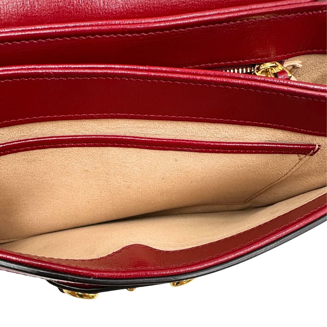 interno Borsa Gucci Horsebit 1955 in canvas beige GG con finiture in pelle bordeaux e parti metalliche dorate. Munita di un manico leggermente allungabile e rifinita con iconico morsetto Horsebit sulla chiusura. Completa di dustbag, di lusso, originale, ottime condizioni, usata. 