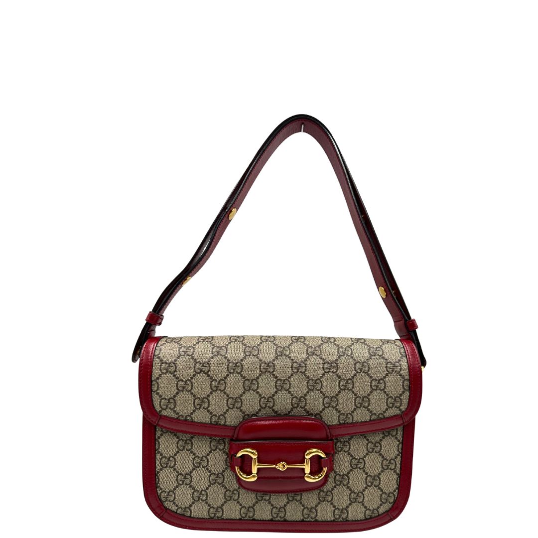 front Borsa Gucci Horsebit 1955 in canvas beige GG con finiture in pelle bordeaux e parti metalliche dorate. Munita di un manico leggermente allungabile e rifinita con iconico morsetto Horsebit sulla chiusura. Completa di dustbag, di lusso, originale, ottime condizioni, usata. 