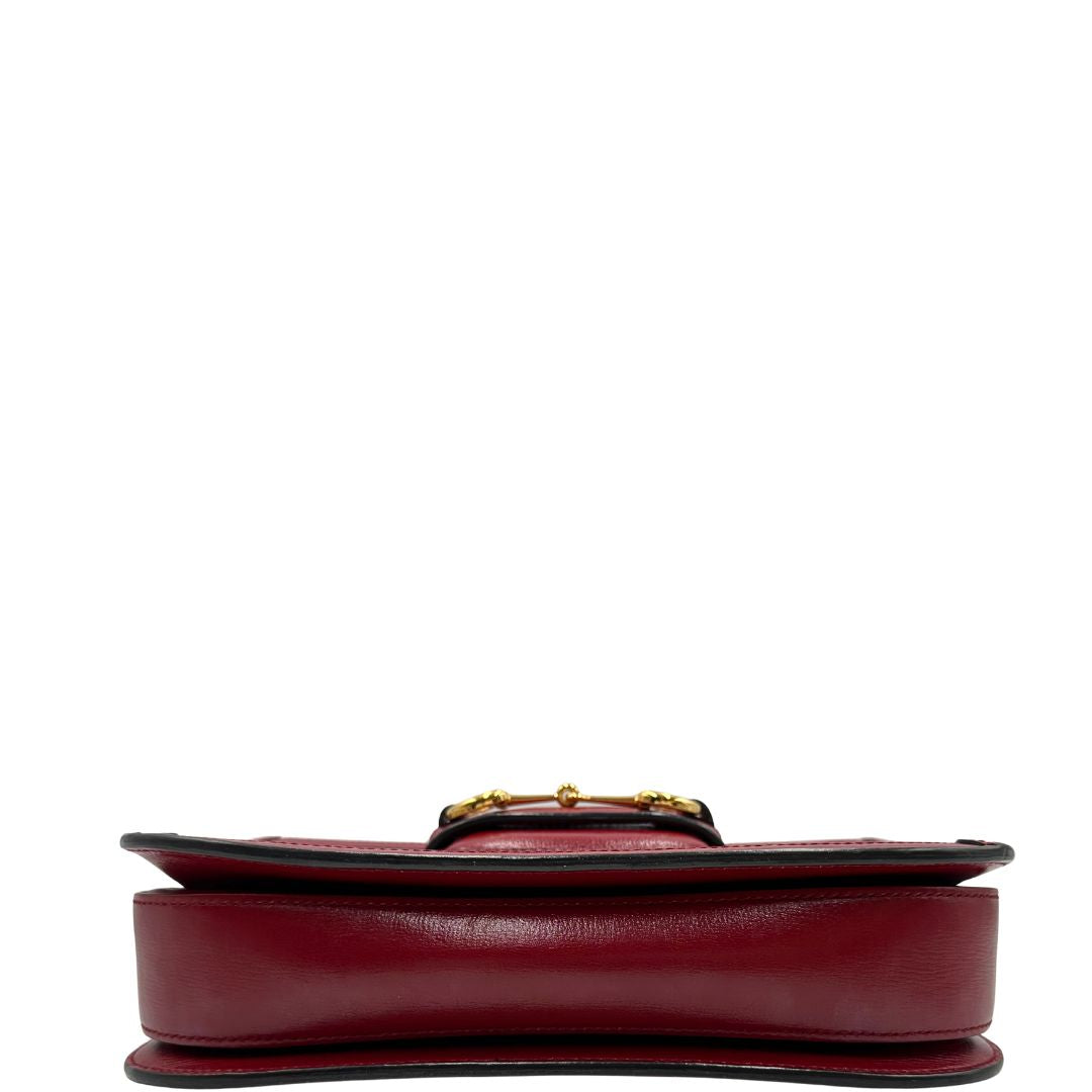 base Borsa Gucci Horsebit 1955 in canvas beige GG con finiture in pelle bordeaux e parti metalliche dorate. Munita di un manico leggermente allungabile e rifinita con iconico morsetto Horsebit sulla chiusura. Completa di dustbag, di lusso, originale, ottime condizioni, usata