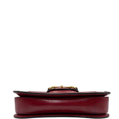 base Borsa Gucci Horsebit 1955 in canvas beige GG con finiture in pelle bordeaux e parti metalliche dorate. Munita di un manico leggermente allungabile e rifinita con iconico morsetto Horsebit sulla chiusura. Completa di dustbag, di lusso, originale, ottime condizioni, usata