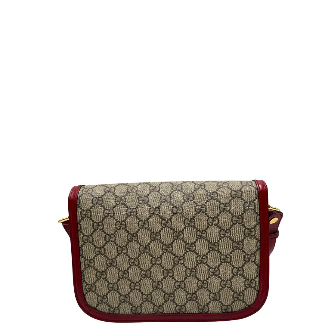 retro Borsa Gucci Horsebit 1955 in canvas beige GG con finiture in pelle bordeaux e parti metalliche dorate. Munita di un manico leggermente allungabile e rifinita con iconico morsetto Horsebit sulla chiusura. Completa di dustbag, di lusso, originale, ottime condizioni, usata. 