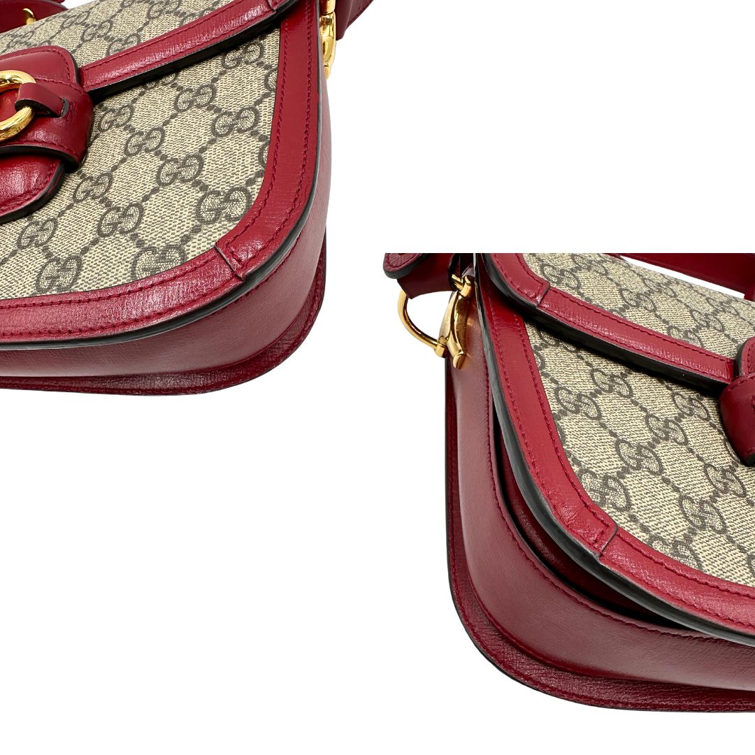angoli Borsa Gucci Horsebit 1955 in canvas beige GG con finiture in pelle bordeaux e parti metalliche dorate. Munita di un manico leggermente allungabile e rifinita con iconico morsetto Horsebit sulla chiusura. Completa di dustbag, di lusso, originale, ottime condizioni, usata.
