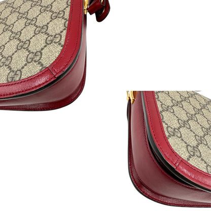 angoli Borsa Gucci Horsebit 1955 in canvas beige GG con finiture in pelle bordeaux e parti metalliche dorate. Munita di un manico leggermente allungabile e rifinita con iconico morsetto Horsebit sulla chiusura. Completa di dustbag, di lusso, originale, ottime condizioni, usata. 