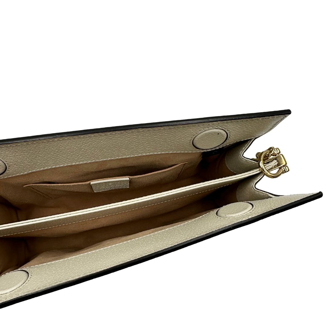 interno Borsa Gucci in canvas GG con trama floreale, finiture in pelle bianche e parti metalliche dorate; munita di una tracolla in catena. Completa di dustbag, di lusso, originale, usata. 