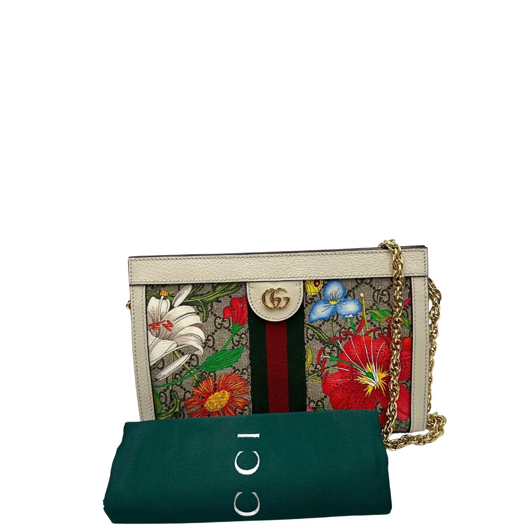 Borsa Gucci in canvas GG con trama floreale, finiture in pelle bianche e parti metalliche dorate; munita di una tracolla in catena. Completa di dustbag, di lusso, originale, usata.