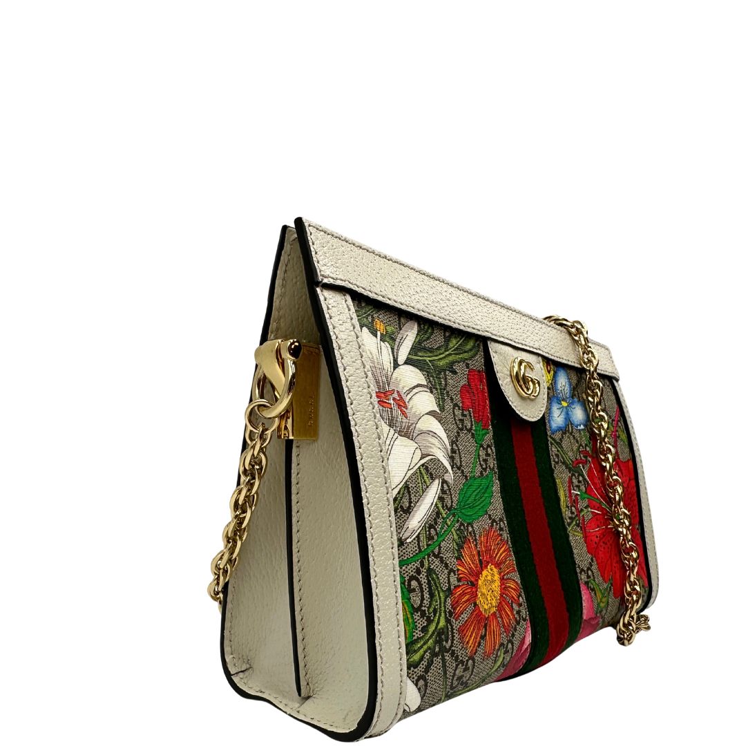 lato Borsa Gucci in canvas GG con trama floreale, finiture in pelle bianche e parti metalliche dorate; munita di una tracolla in catena. Completa di dustbag, di lusso, originale, usata. 