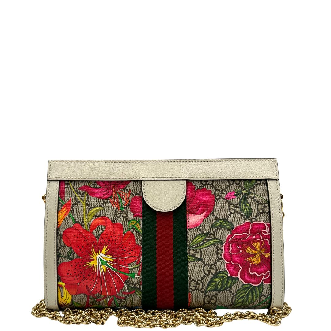 retro Borsa Gucci in canvas GG con trama floreale, finiture in pelle bianche e parti metalliche dorate; munita di una tracolla in catena. Completa di dustbag, di lusso, originale, usata.