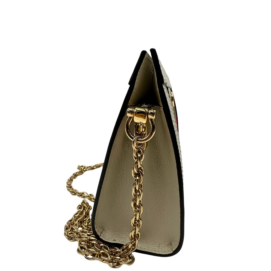 lato Borsa Gucci in canvas GG con trama floreale, finiture in pelle bianche e parti metalliche dorate; munita di una tracolla in catena. Completa di dustbag, di lusso, originale, usata. 