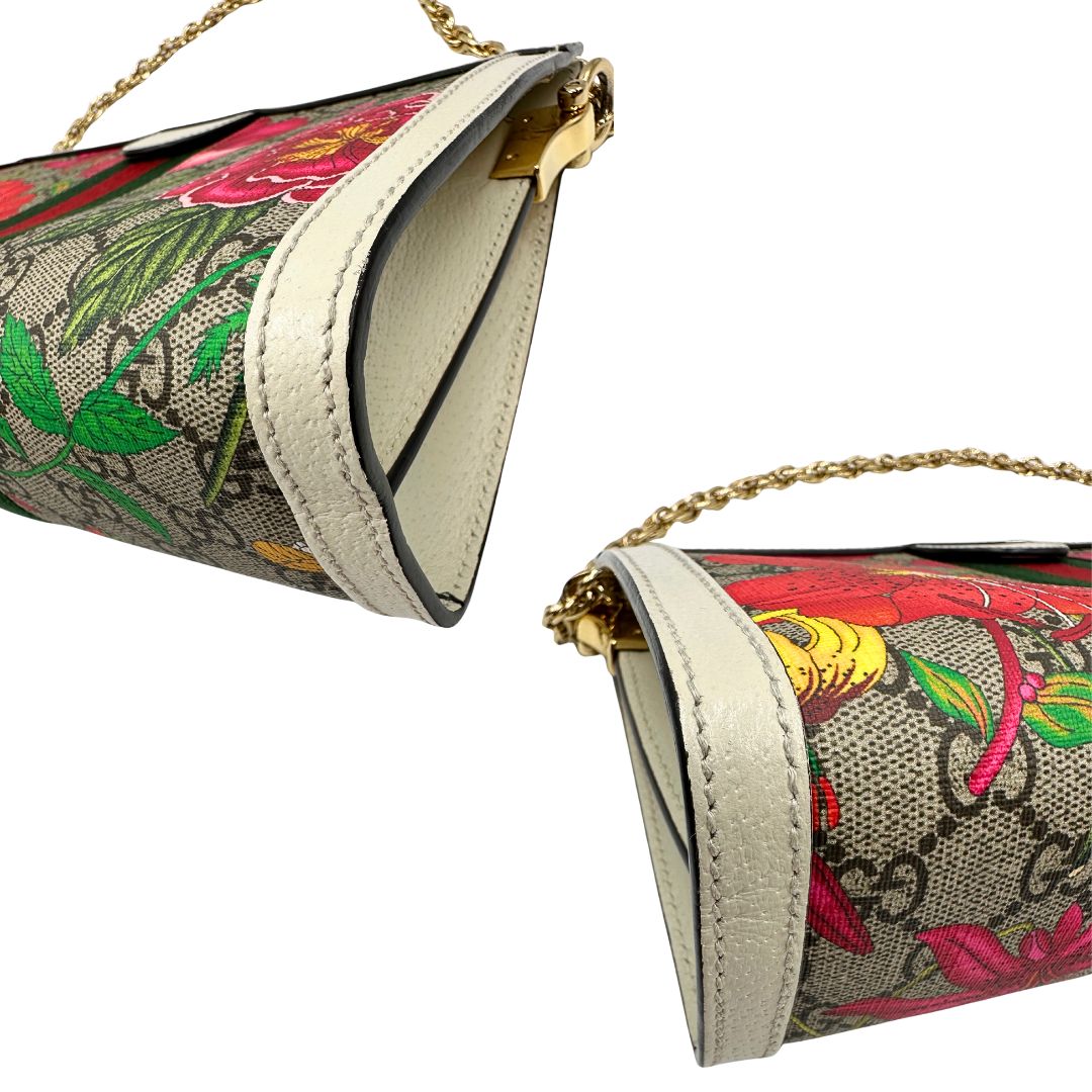 angoli Borsa Gucci in canvas GG con trama floreale, finiture in pelle bianche e parti metalliche dorate; munita di una tracolla in catena. Completa di dustbag, di lusso, originale, usata.