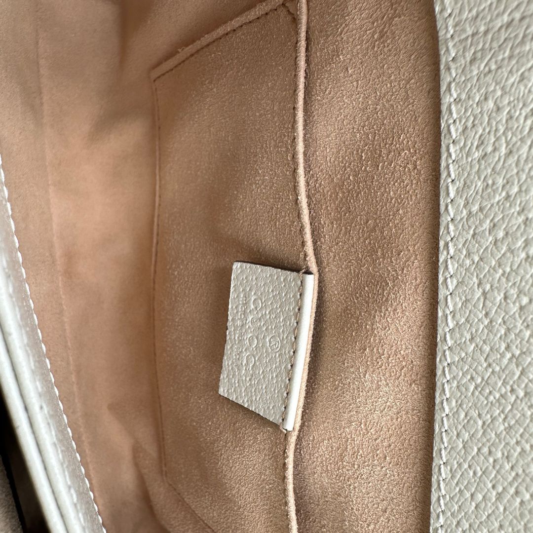 interno Borsa Gucci in canvas GG con trama floreale, finiture in pelle bianche e parti metalliche dorate; munita di una tracolla in catena. Completa di dustbag, di lusso, originale, usata.