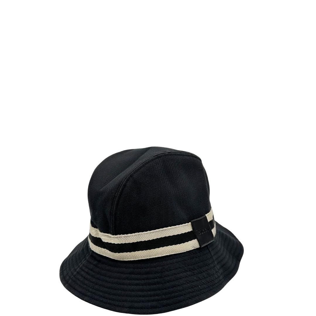 Cappello Gucci nero impreziosito da un nastro bicolore, di lusso, originale, ottime condizioni.