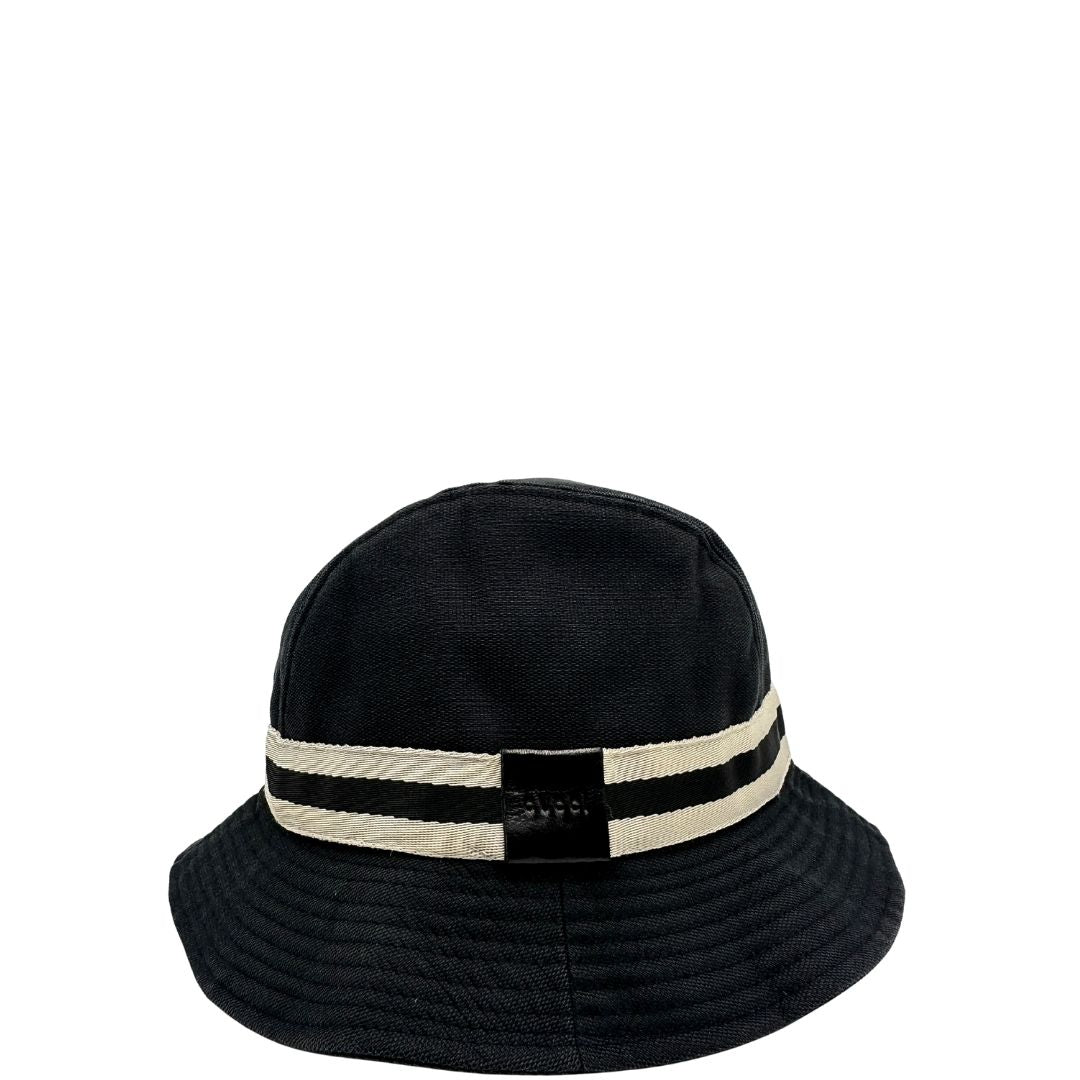 Cappello Gucci nero impreziosito da un nastro bicolore, di lusso, originale, ottime condizioni.