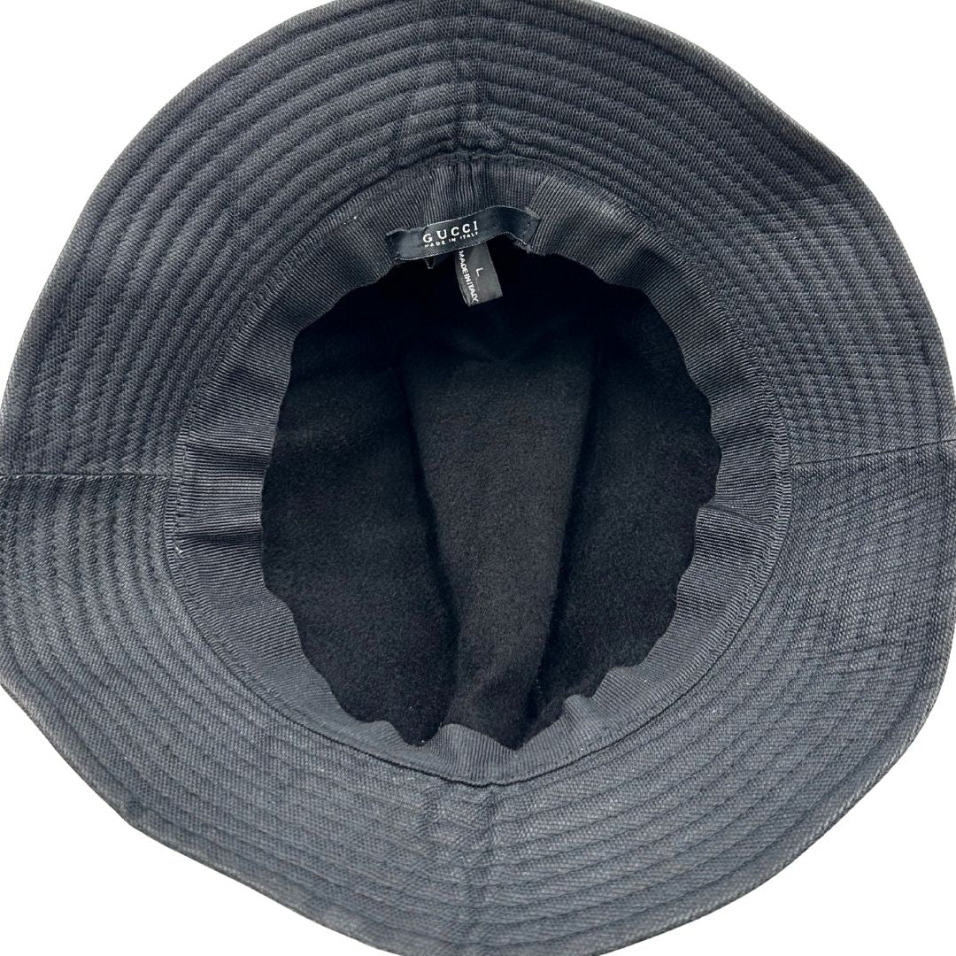 Cappello Gucci nero impreziosito da un nastro bicolore, di lusso, originale, ottime condizioni.