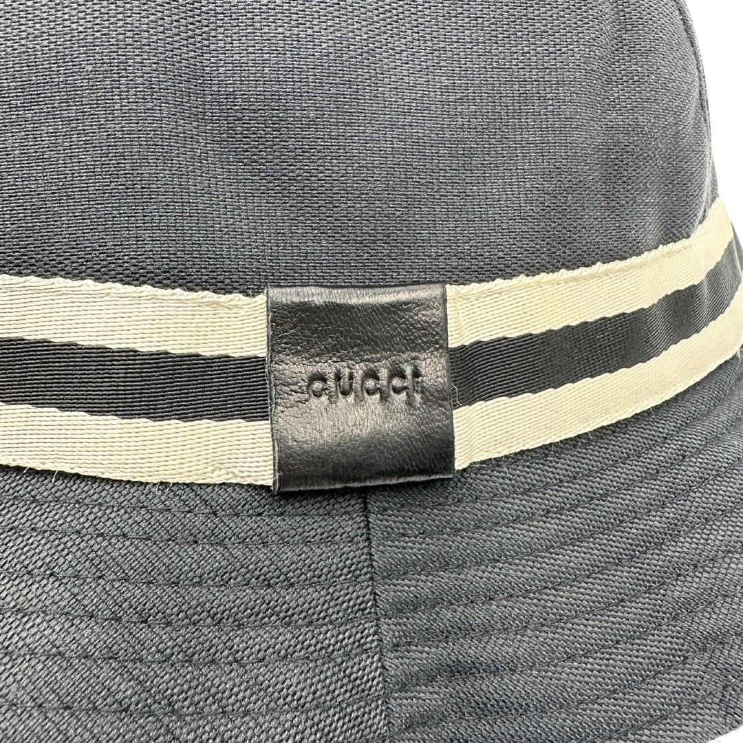 Cappello Gucci nero impreziosito da un nastro bicolore, di lusso, originale, ottime condizioni.