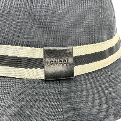 Cappello Gucci nero impreziosito da un nastro bicolore, di lusso, originale, ottime condizioni.