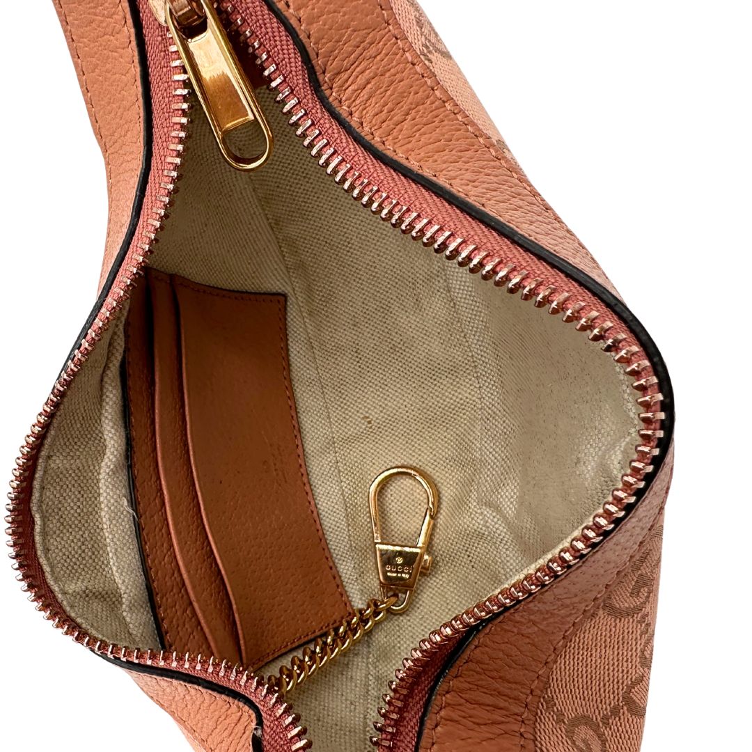 interno Borsa Gucci in tessuto GG monogram rosa pesca con finiture in pelle tono su tono e parti metalliche dorate; munita di un manico singolo regolabile e catenella interna con moschettone portachiavi. Completa di corredo, di lusso, originale, ottimo stato. 