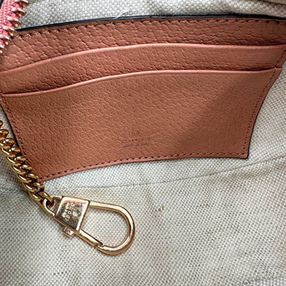 interno Borsa Gucci in tessuto GG monogram rosa pesca con finiture in pelle tono su tono e parti metalliche dorate; munita di un manico singolo regolabile e catenella interna con moschettone portachiavi. Completa di corredo, di lusso, originale, ottimo stato.