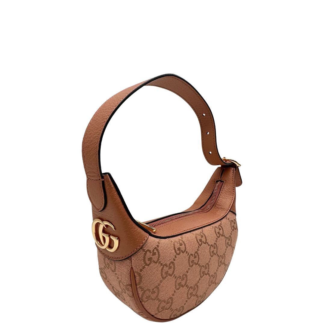 Borsa Gucci in tessuto GG monogram rosa pesca con finiture in pelle tono su tono e parti metalliche dorate; munita di un manico singolo regolabile e catenella interna con moschettone portachiavi. Completa di corredo, di lusso, originale, ottimo stato.