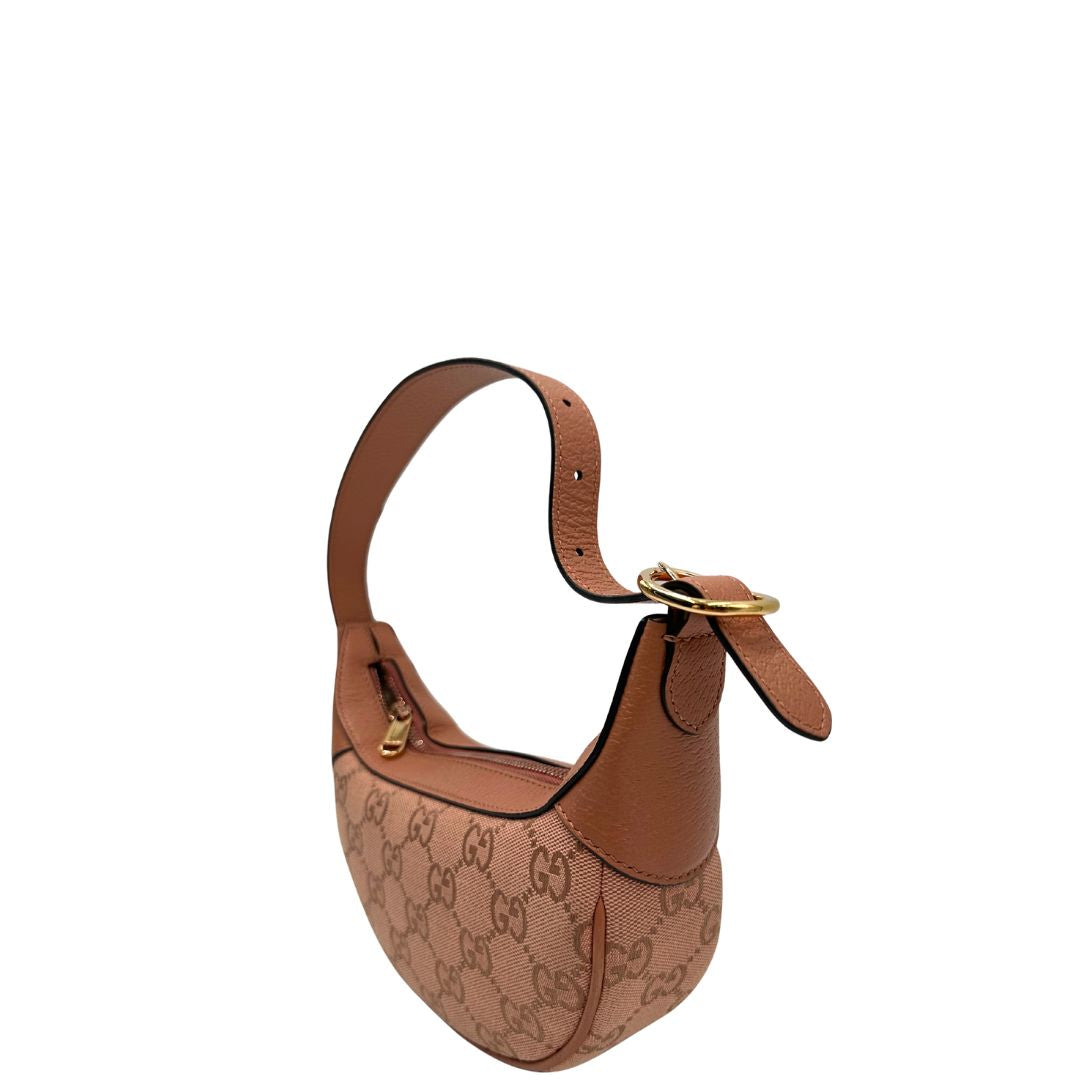 Borsa Gucci in tessuto GG monogram rosa pesca con finiture in pelle tono su tono e parti metalliche dorate; munita di un manico singolo regolabile e catenella interna con moschettone portachiavi. Completa di corredo, di lusso, originale, ottimo stato.