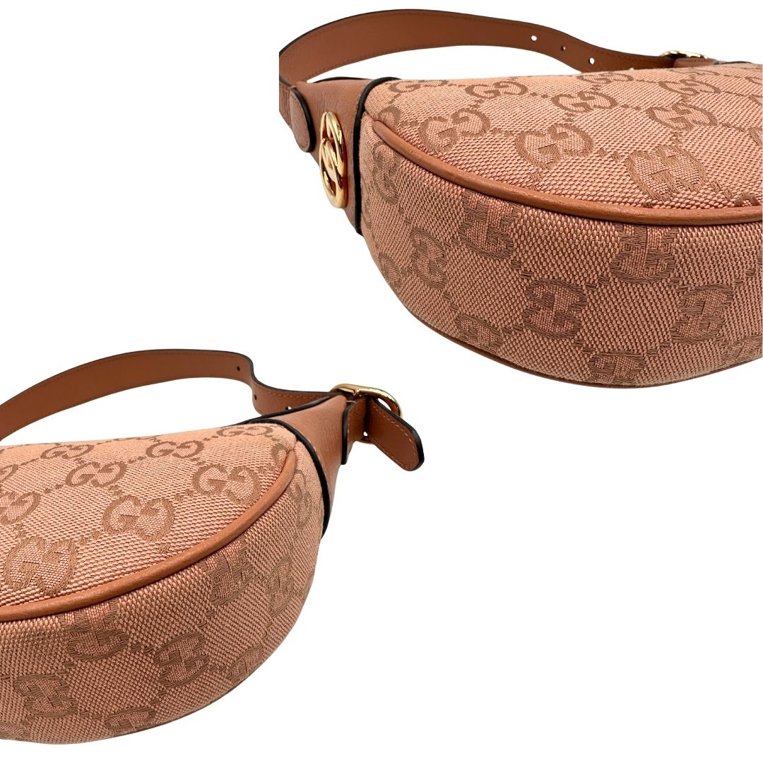 angoli Borsa Gucci in tessuto GG monogram rosa pesca con finiture in pelle tono su tono e parti metalliche dorate; munita di un manico singolo regolabile e catenella interna con moschettone portachiavi. Completa di corredo, di lusso, originale, ottimo stato.