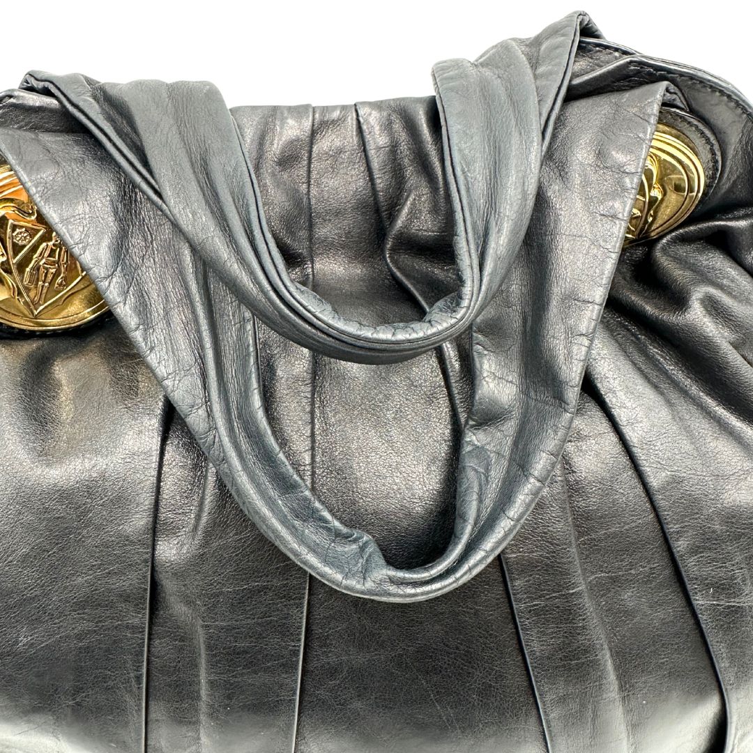 manici  Borsa Gucci in pelle nera con parti metalliche dorate; munita di doppi manici e una tracolla amovibile. Completa di dustbag, di lusso, originale, ottime condizioni. 