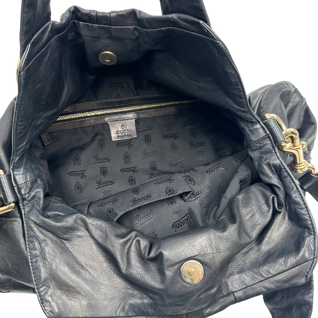 interno  Borsa Gucci in pelle nera con parti metalliche dorate; munita di doppi manici e una tracolla amovibile. Completa di dustbag, di lusso, originale, ottime condizioni. 
