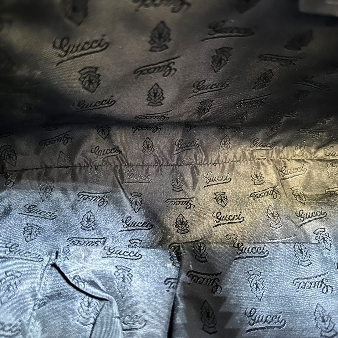 interno  Borsa Gucci in pelle nera con parti metalliche dorate; munita di doppi manici e una tracolla amovibile. Completa di dustbag, di lusso, originale, ottime condizioni.