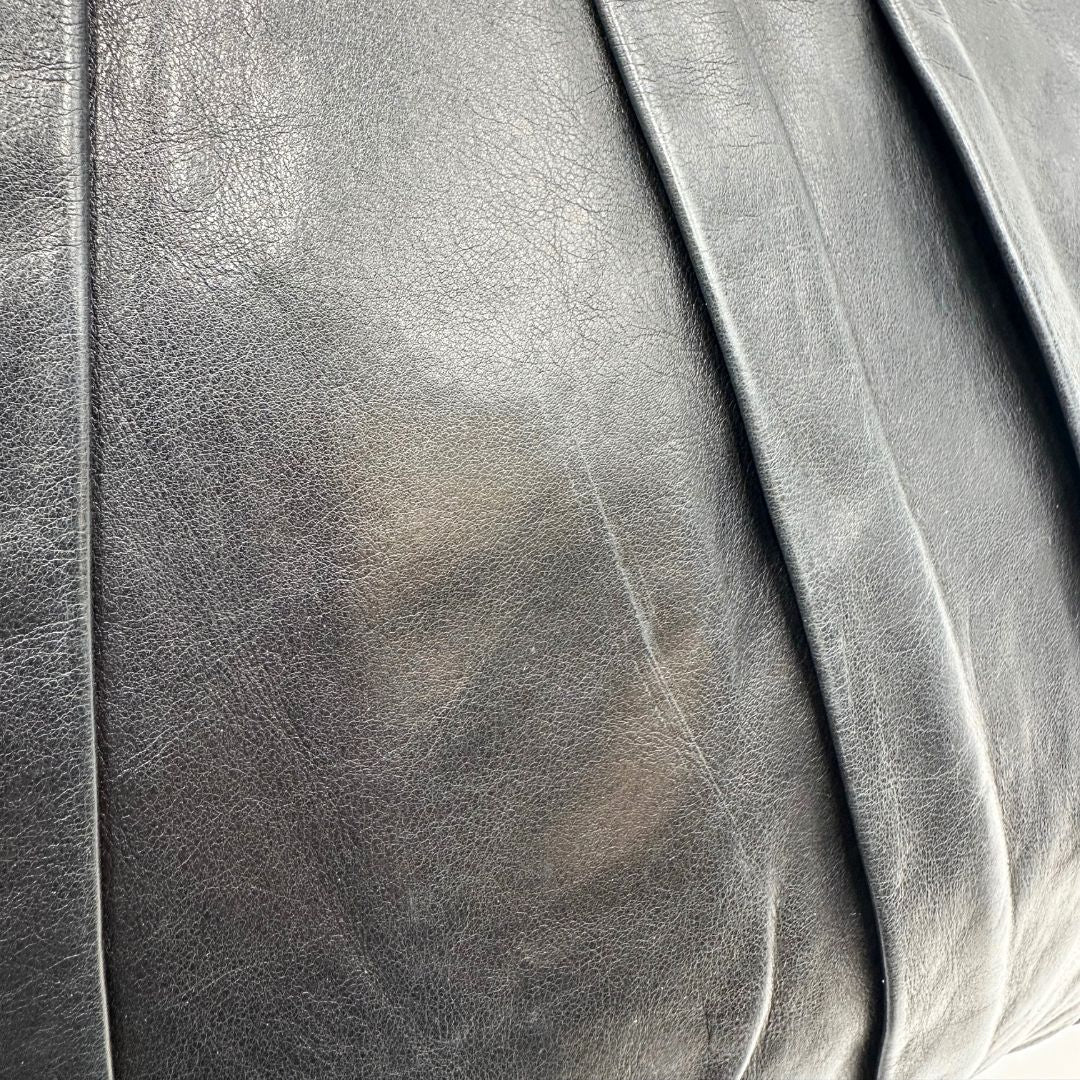 segno di utilizzo  Borsa Gucci in pelle nera con parti metalliche dorate; munita di doppi manici e una tracolla amovibile. Completa di dustbag, di lusso, originale, ottime condizioni. 