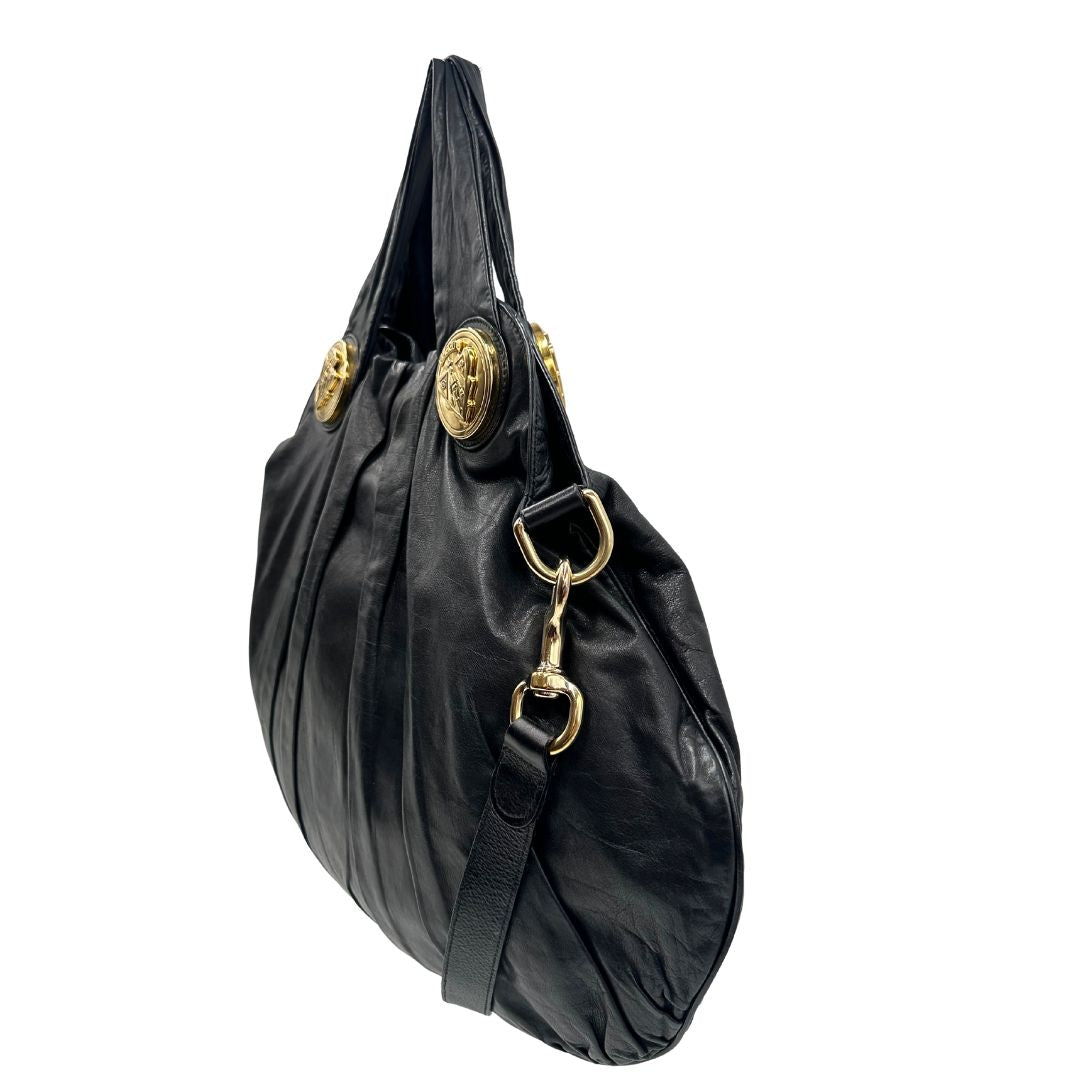 lato  Borsa Gucci in pelle nera con parti metalliche dorate; munita di doppi manici e una tracolla amovibile. Completa di dustbag, di lusso, originale, ottime condizioni.