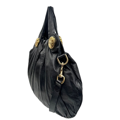 lato  Borsa Gucci in pelle nera con parti metalliche dorate; munita di doppi manici e una tracolla amovibile. Completa di dustbag, di lusso, originale, ottime condizioni.