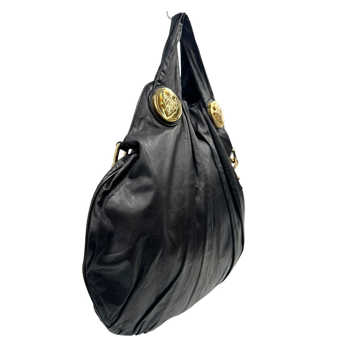 lato  Borsa Gucci in pelle nera con parti metalliche dorate; munita di doppi manici e una tracolla amovibile. Completa di dustbag, di lusso, originale, ottime condizioni. 