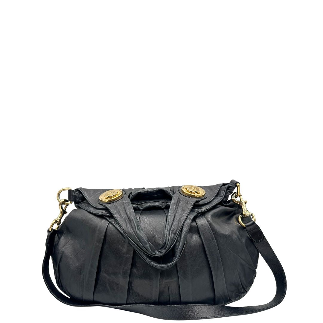 retro  Borsa Gucci in pelle nera con parti metalliche dorate; munita di doppi manici e una tracolla amovibile. Completa di dustbag, di lusso, originale, ottime condizioni. 