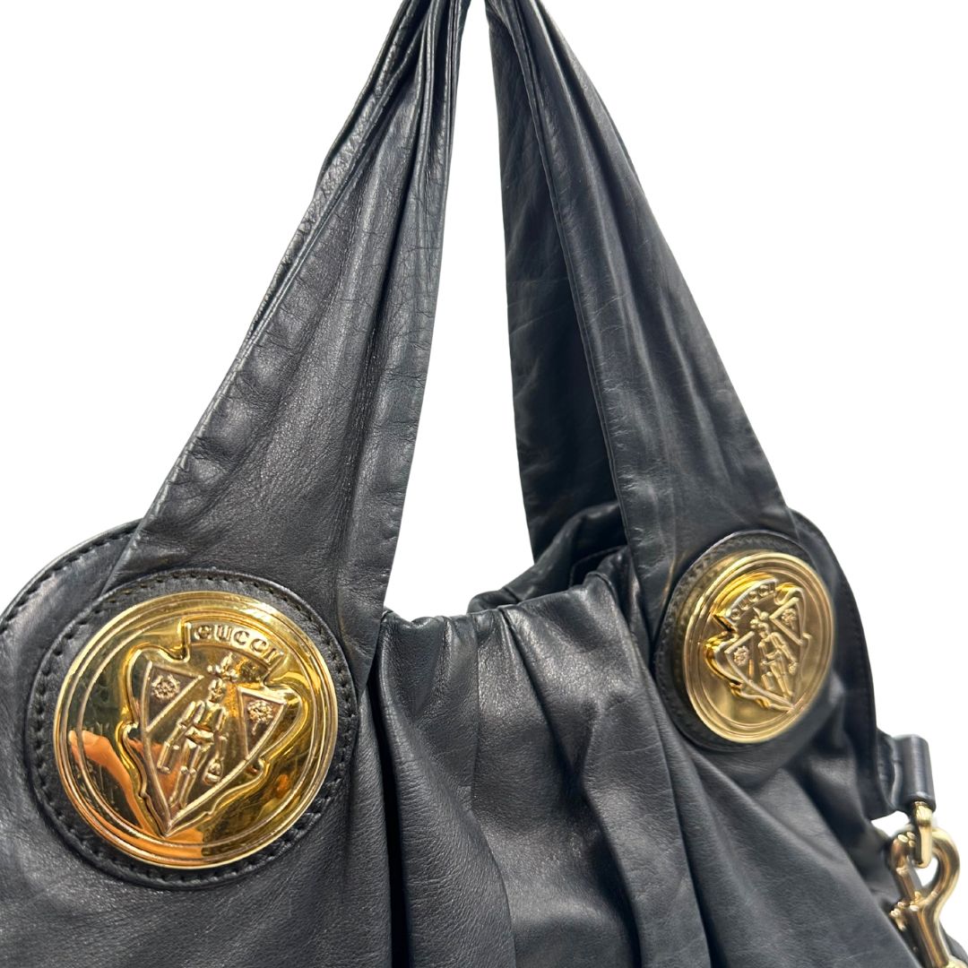manici  Borsa Gucci in pelle nera con parti metalliche dorate; munita di doppi manici e una tracolla amovibile. Completa di dustbag, di lusso, originale, ottime condizioni. 