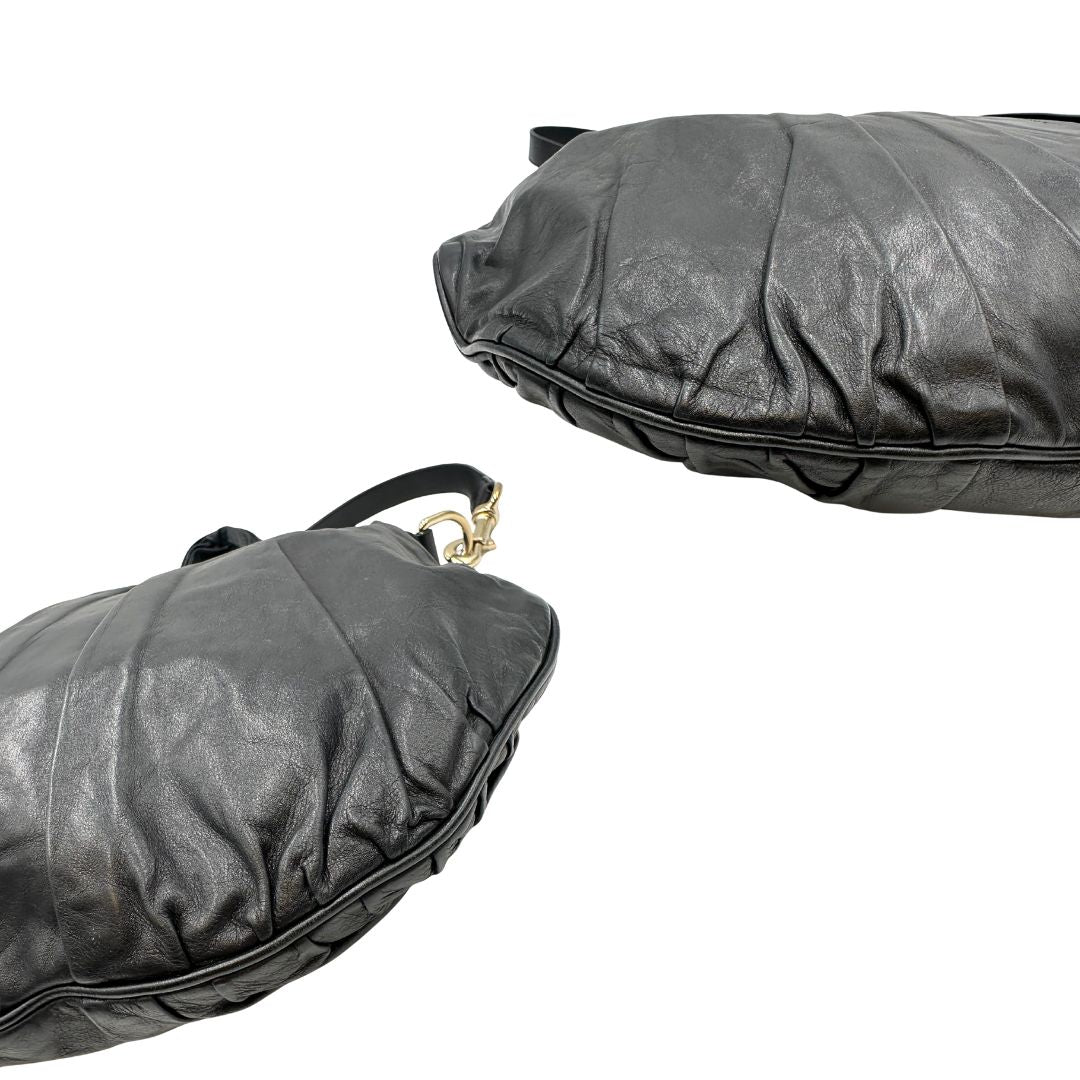 angoli  Borsa Gucci in pelle nera con parti metalliche dorate; munita di doppi manici e una tracolla amovibile. Completa di dustbag, di lusso, originale, ottime condizioni. 