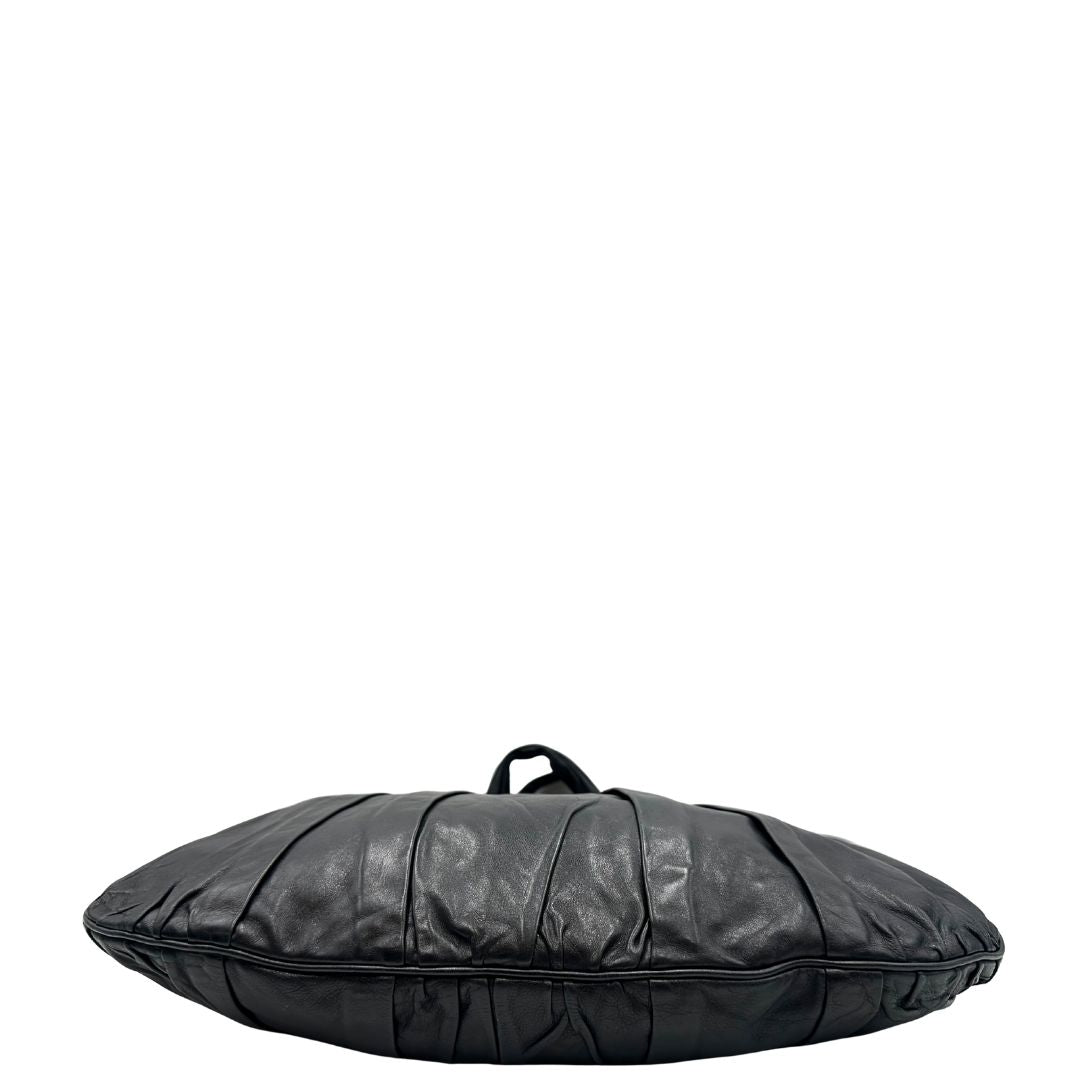 base  Borsa Gucci in pelle nera con parti metalliche dorate; munita di doppi manici e una tracolla amovibile. Completa di dustbag, di lusso, originale, ottime condizioni. 