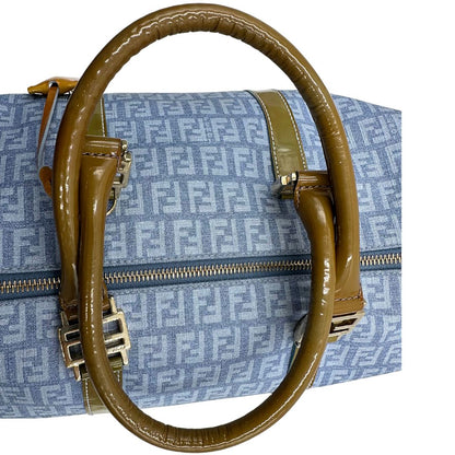 manici Borsa Fendi in canvas color denim trama Zucchino, finiture in pelle verniciata verde e parti metalliche dorate; munita di doppi manici stondati. Completa di dustbag, lucchetto e chiavi, di lusso, originale, ottime condizioni. 