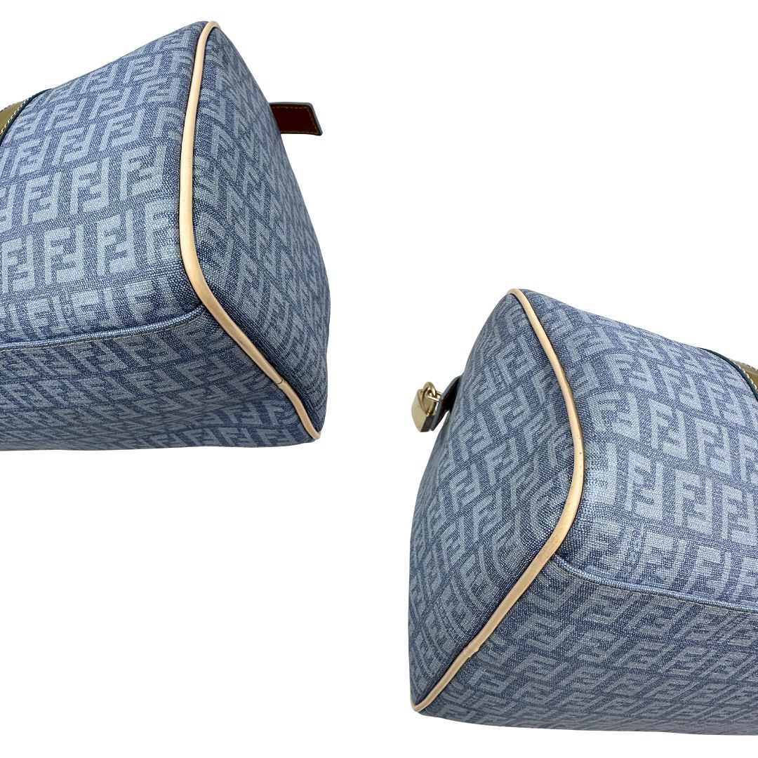 angoli Borsa Fendi in canvas color denim trama Zucchino, finiture in pelle verniciata verde e parti metalliche dorate; munita di doppi manici stondati. Completa di dustbag, lucchetto e chiavi, di lusso, originale, ottime condizioni. 