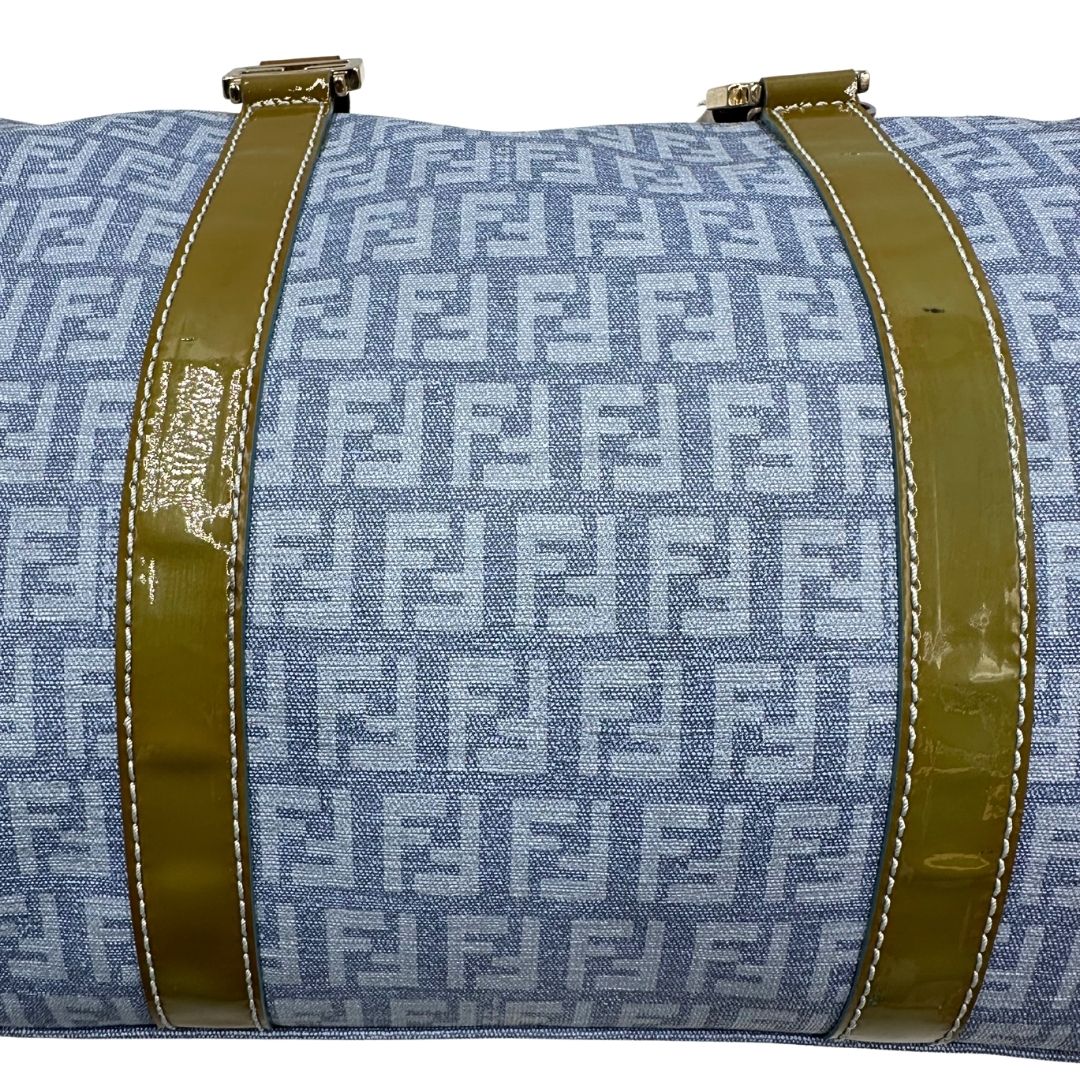 base Borsa Fendi in canvas color denim trama Zucchino, finiture in pelle verniciata verde e parti metalliche dorate; munita di doppi manici stondati. Completa di dustbag, lucchetto e chiavi, di lusso, originale, ottime condizioni.