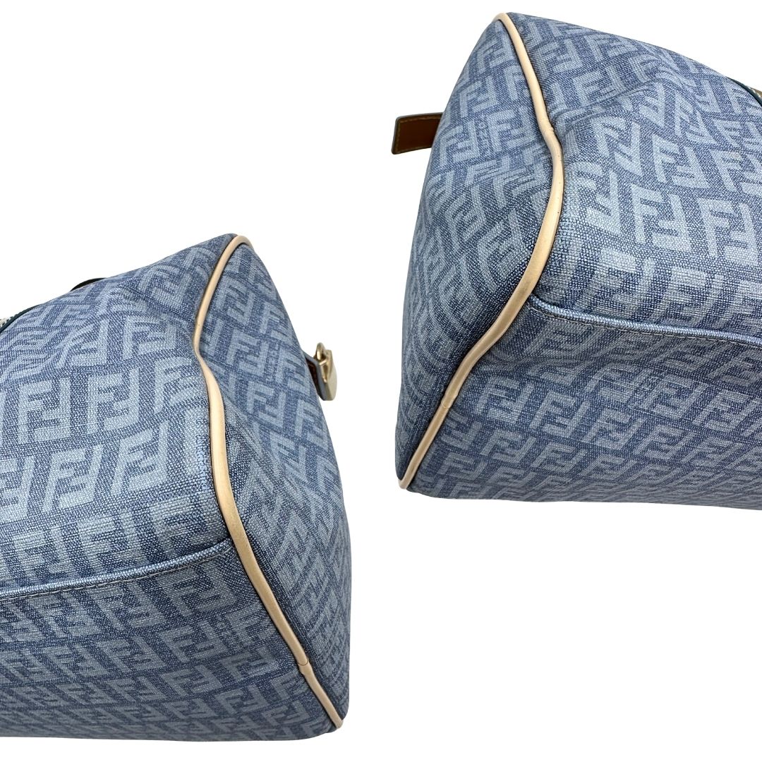 angoli Borsa Fendi in canvas color denim trama Zucchino, finiture in pelle verniciata verde e parti metalliche dorate; munita di doppi manici stondati. Completa di dustbag, lucchetto e chiavi, di lusso, originale, ottime condizioni. 