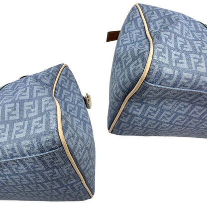 angoli Borsa Fendi in canvas color denim trama Zucchino, finiture in pelle verniciata verde e parti metalliche dorate; munita di doppi manici stondati. Completa di dustbag, lucchetto e chiavi, di lusso, originale, ottime condizioni. 