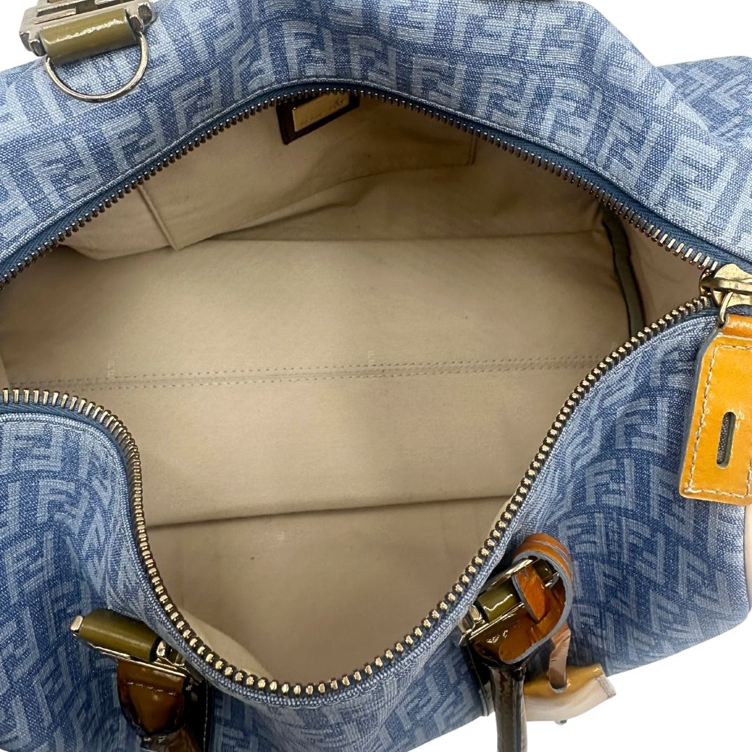 interno Borsa Fendi in canvas color denim trama Zucchino, finiture in pelle verniciata verde e parti metalliche dorate; munita di doppi manici stondati. Completa di dustbag, lucchetto e chiavi, di lusso, originale, ottime condizioni. 