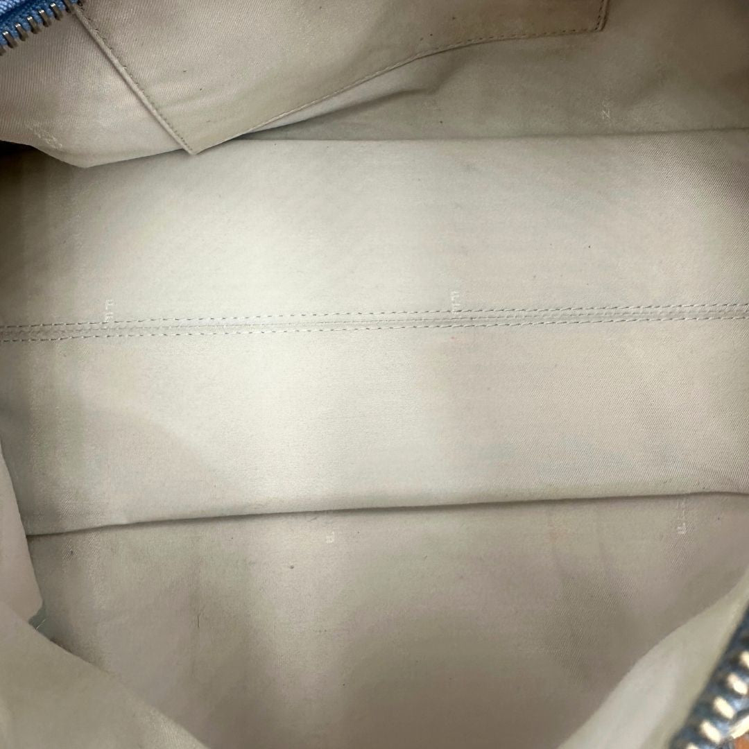 interno Borsa Fendi in canvas color denim trama Zucchino, finiture in pelle verniciata verde e parti metalliche dorate; munita di doppi manici stondati. Completa di dustbag, lucchetto e chiavi, di lusso, originale, ottime condizioni. 