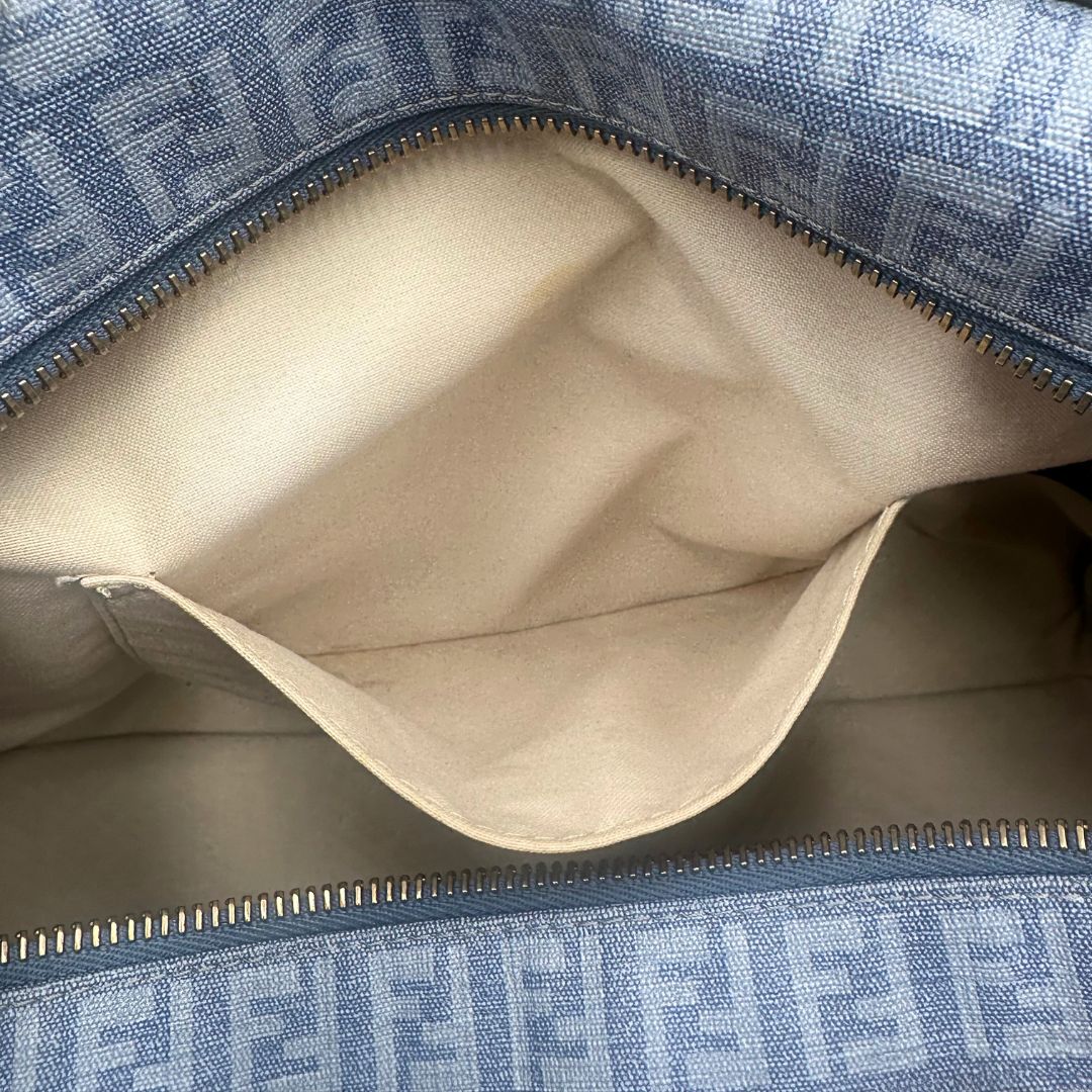 interno Borsa Fendi in canvas color denim trama Zucchino, finiture in pelle verniciata verde e parti metalliche dorate; munita di doppi manici stondati. Completa di dustbag, lucchetto e chiavi, di lusso, originale, ottime condizioni. 